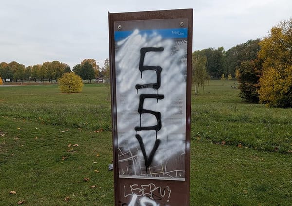 Geschichtsstelen in Neu-Ulm mutwillig beschädigt und zerstört